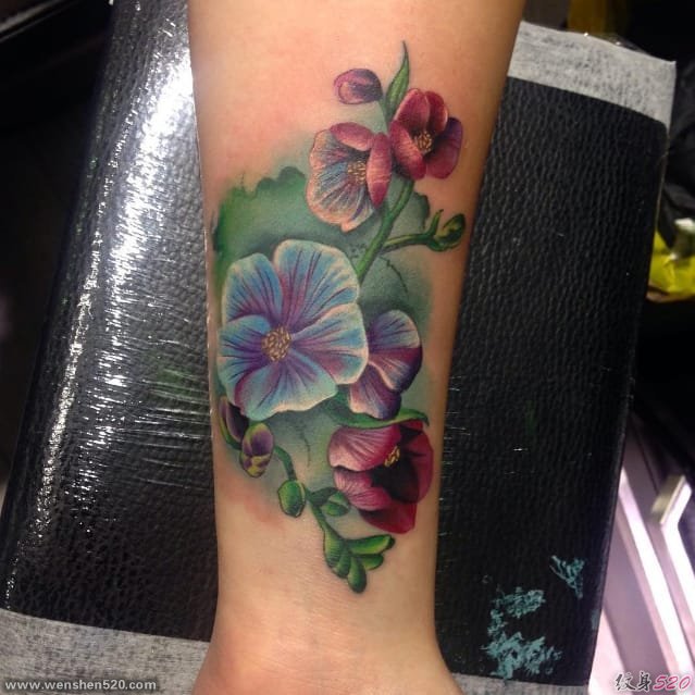 迷人的植物彩虹色花卉纹身图案来自于纹身师艾米