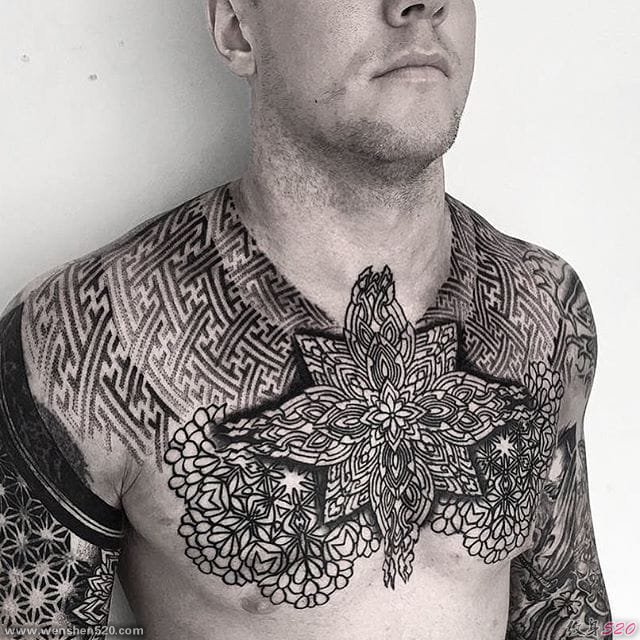 大胆的黑色几何粗划线纹身图案来自于纹身师大卫布莱恩