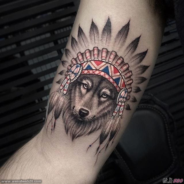 手臂上可爱的黑色动物图案纹身来自于纹身师伊丽莎白