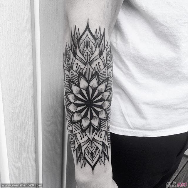 手臂上黑色几何点刺纹身图案来自纹身师杰森