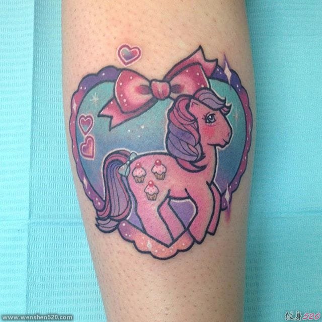彩色梦幻的彩虹马纹身图案来自卡莉克罗尔