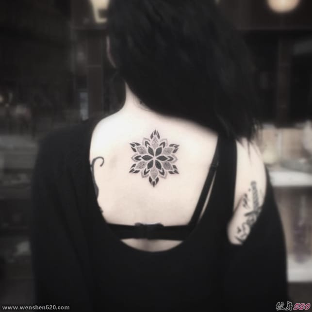 超完美黑色曼陀罗图案纹身点刺技巧来自纹身师利迪娅
