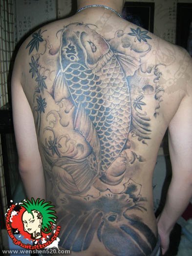 帅气的黑灰色锦鲤纹身图案