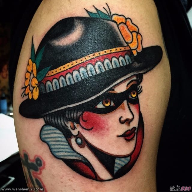 热闹的传统美女纹身图案来自迈克·苏亚雷斯