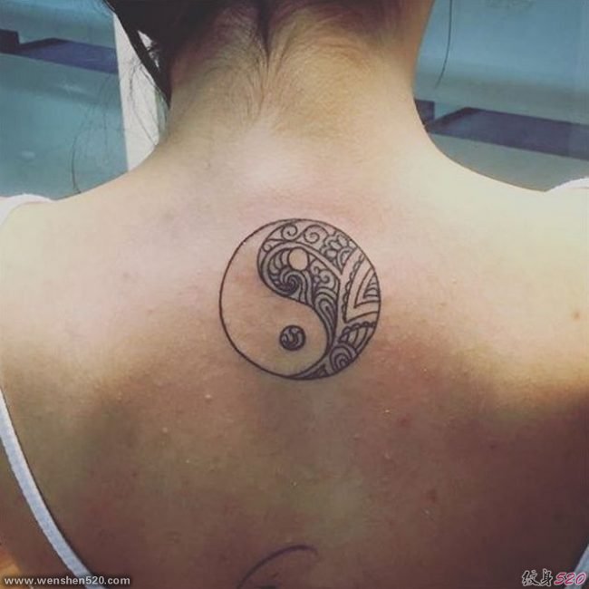 女孩正背上精致的阴阳八卦纹身图案