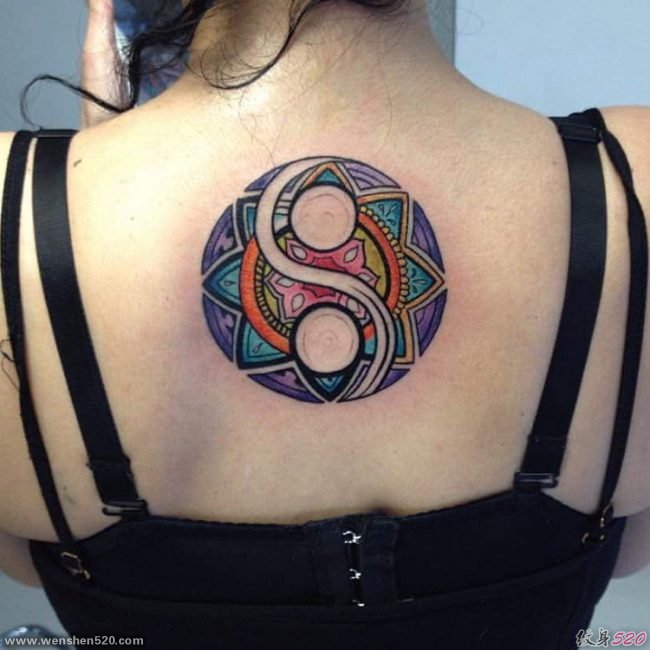 女孩正背上精致的阴阳八卦纹身图案