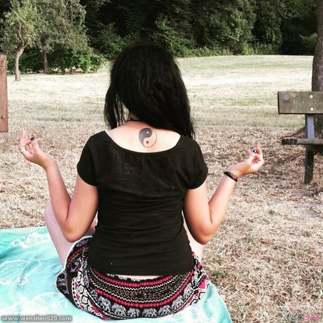 女孩正背上精致的阴阳八卦纹身图案