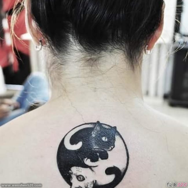 女孩正背上精致的阴阳八卦纹身图案