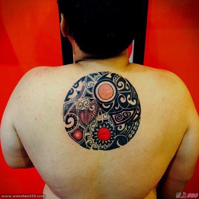 女孩正背上精致的阴阳八卦纹身图案