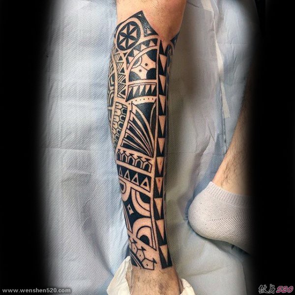 男性小腿上的帅气的黑色部落图腾纹身图案