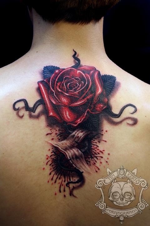 背部妖艳的玫瑰纹身