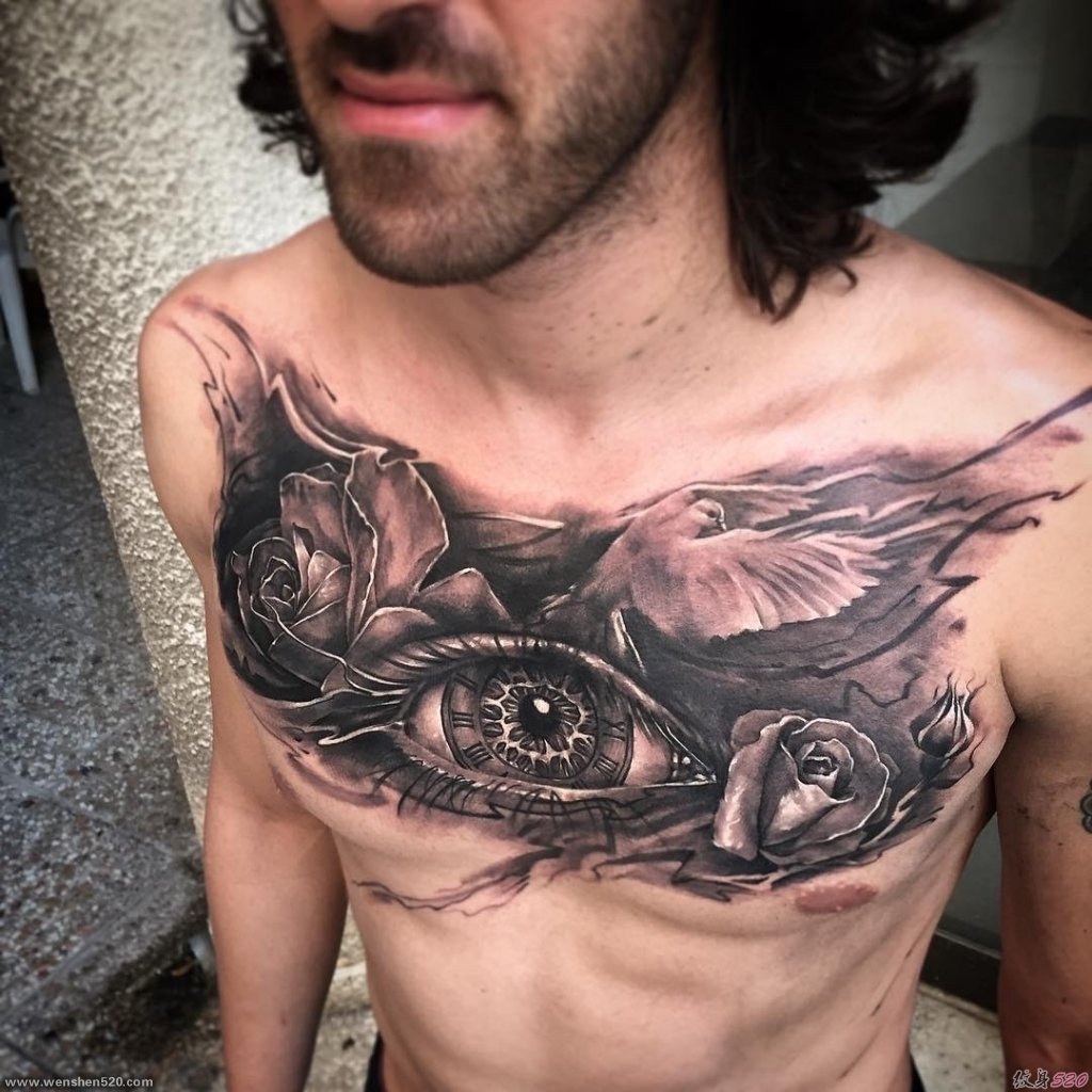 男性胸部上的白鸽纹身图案