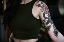 女性左手大臂膀漂亮的花朵纹身图案