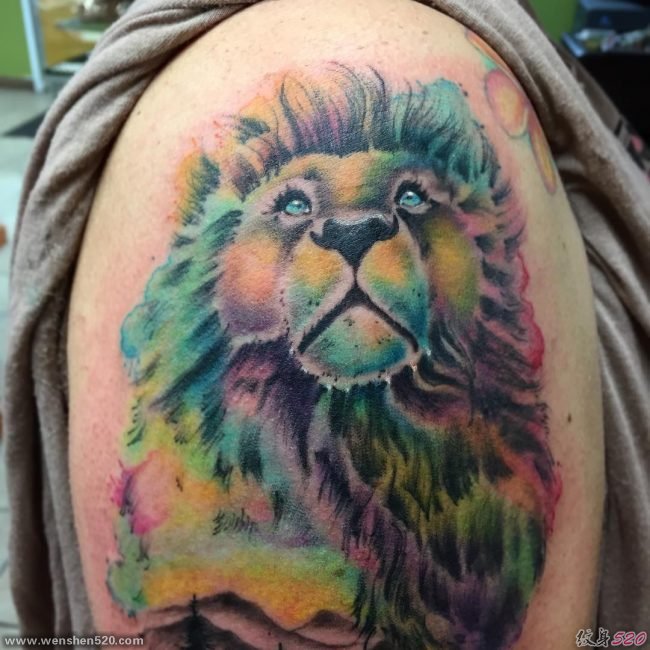大臂膀上威武的雄狮纹身图案欣赏