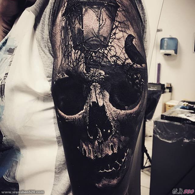 黑灰色现实风格恐怖的骷髅头纹身图案