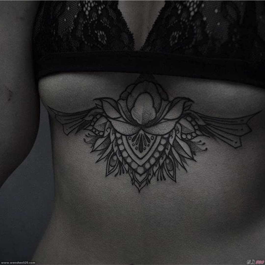 令人惊喜的漂亮的女性胸骨上漂亮的装饰风格纹身图案