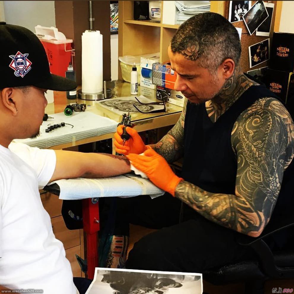 坚如磐石的传统纹身图案来自纹身师迈克