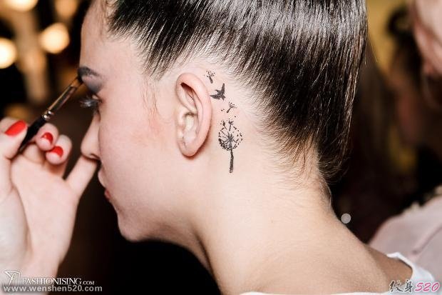 女性精致漂亮的蒲公英纹身图案