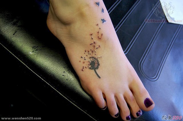 女性精致漂亮的蒲公英纹身图案