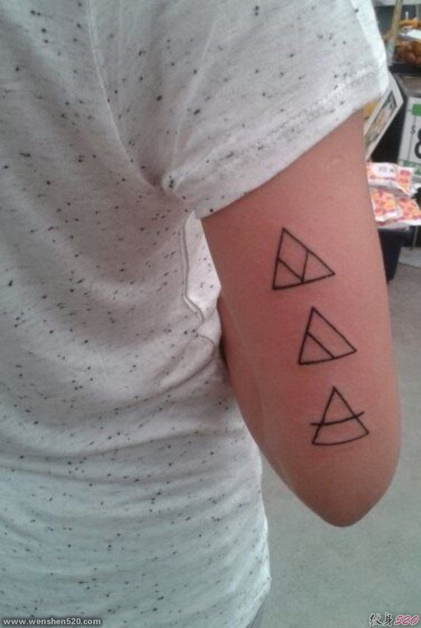 简单的几何线条三角形纹身图案