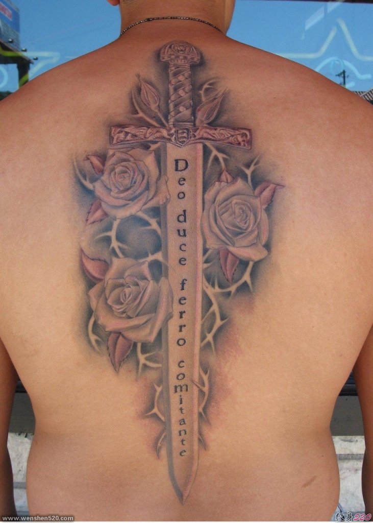 男性背上的玫瑰花朵和宝剑纹身图片