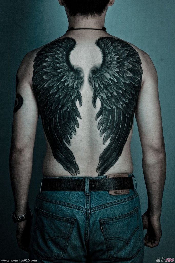 男性背上帅气的天使翅膀纹身图案