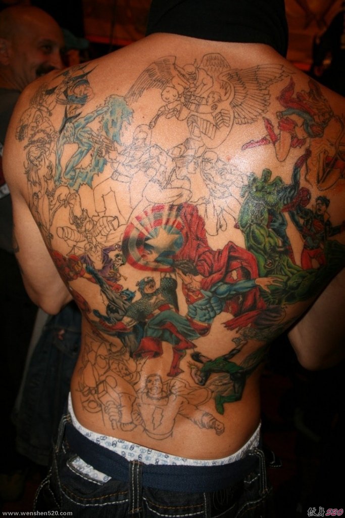 男子满背各种卡通英雄人物纹身图片