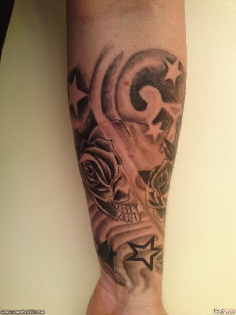 男性手臂帅气的音乐符号主题纹身图案