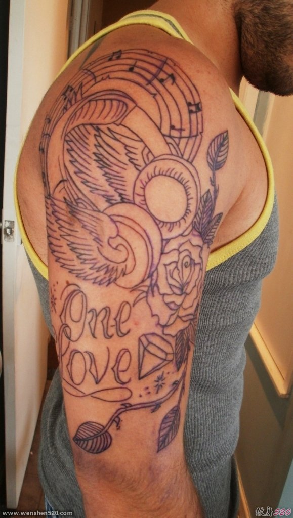 男性手臂帅气的音乐符号主题纹身图案