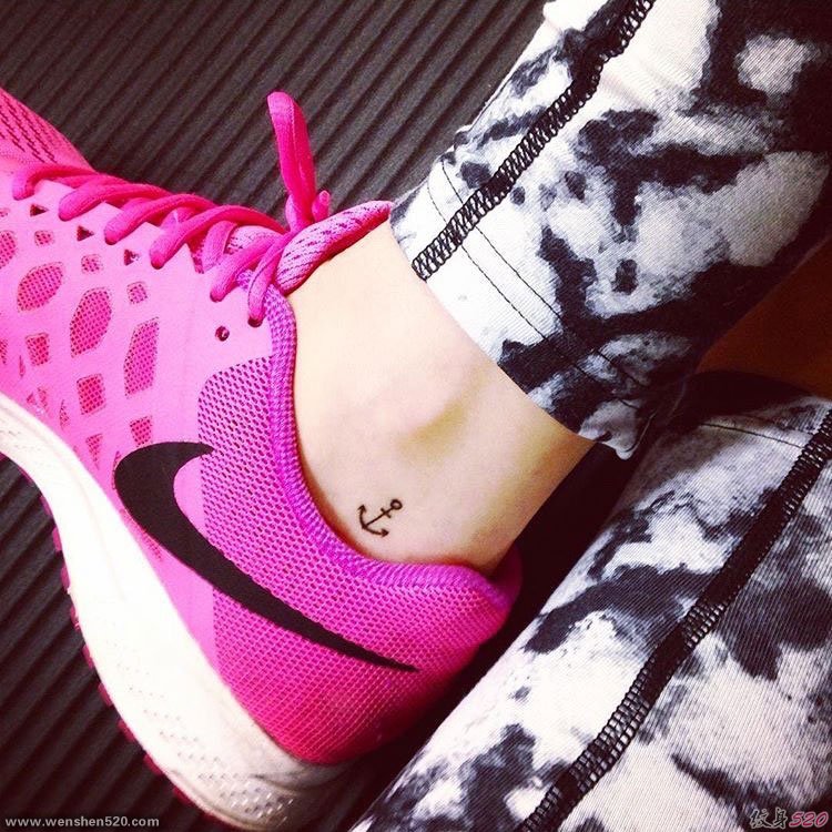 漂亮女孩钟情的小清新船锚纹身图案