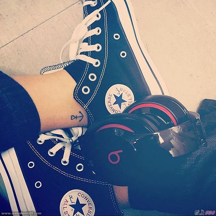 漂亮女孩钟情的小清新船锚纹身图案