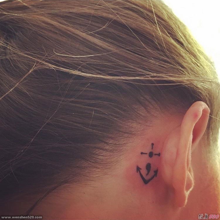 漂亮女孩钟情的小清新船锚纹身图案