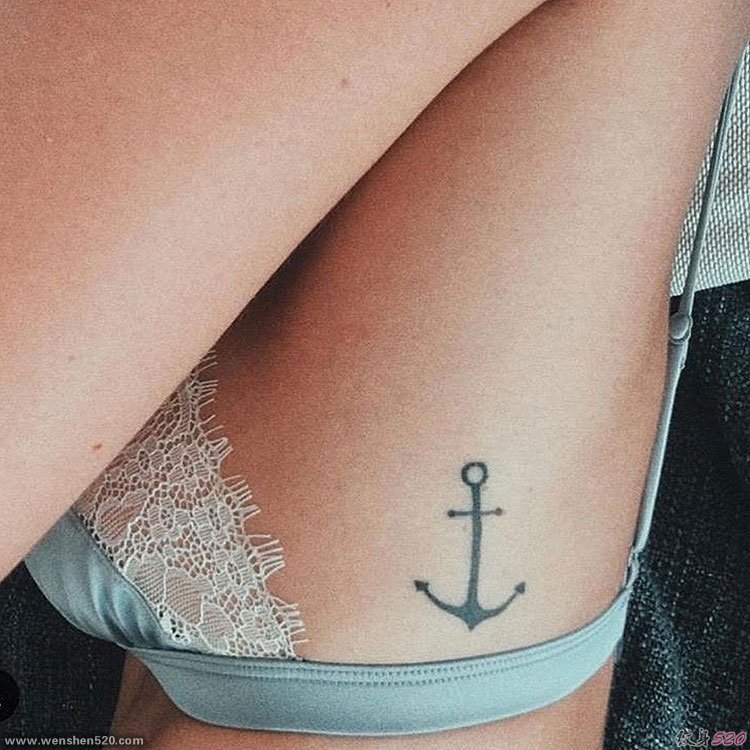 漂亮女孩钟情的小清新船锚纹身图案
