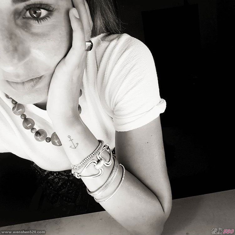 漂亮女孩钟情的小清新船锚纹身图案