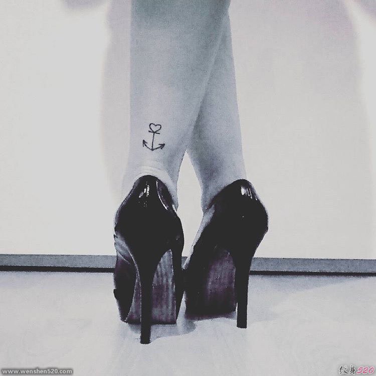 漂亮女孩钟情的小清新船锚纹身图案