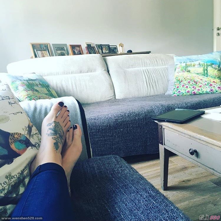 漂亮女孩钟情的小清新船锚纹身图案