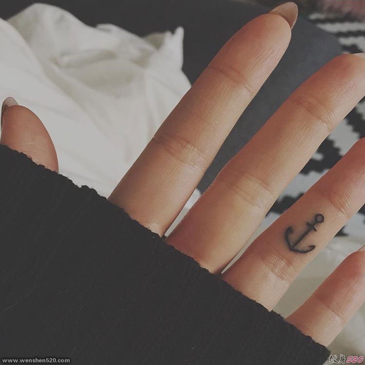 漂亮女孩钟情的小清新船锚纹身图案