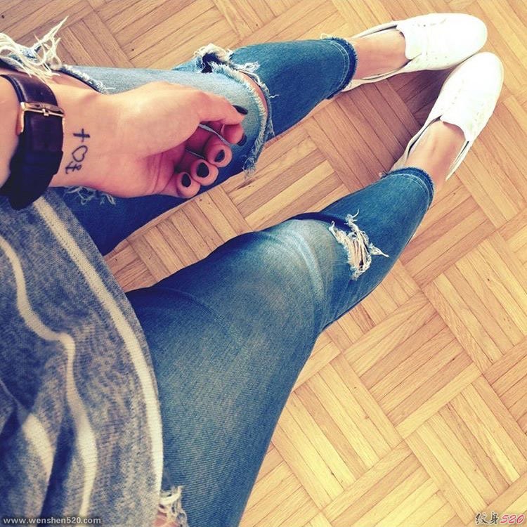 漂亮女孩钟情的小清新船锚纹身图案