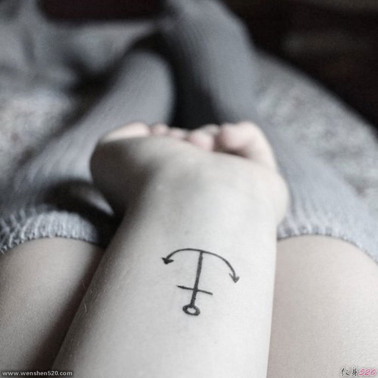 漂亮女孩钟情的小清新船锚纹身图案