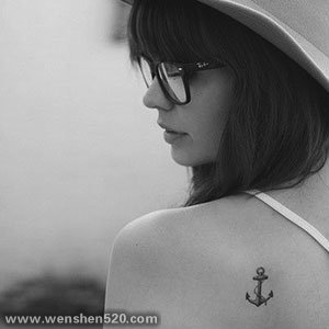 漂亮女孩钟情的小清新船锚纹身图案
