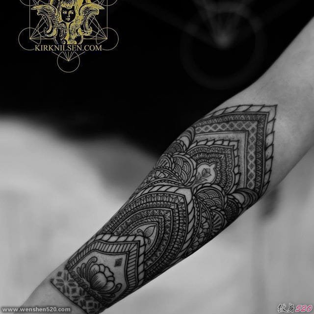 手臂上精美的黑色装饰风格曼陀罗纹身图案来自柯克