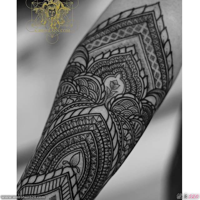 手臂上精美的黑色装饰风格曼陀罗纹身图案来自柯克