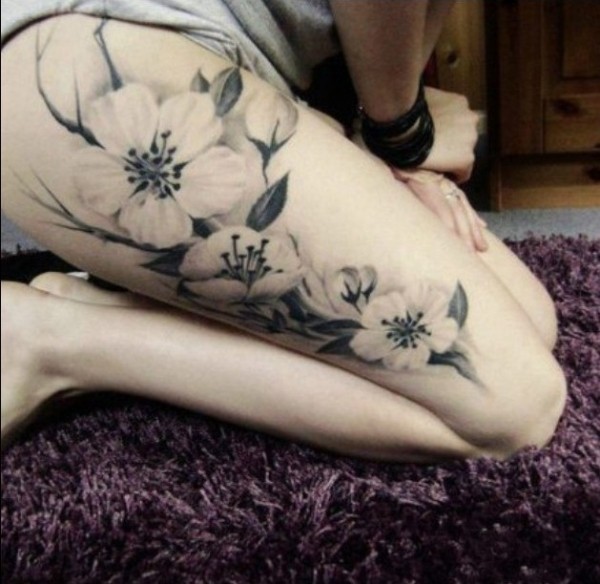 女性腿部黑白独特梅花传统刺青