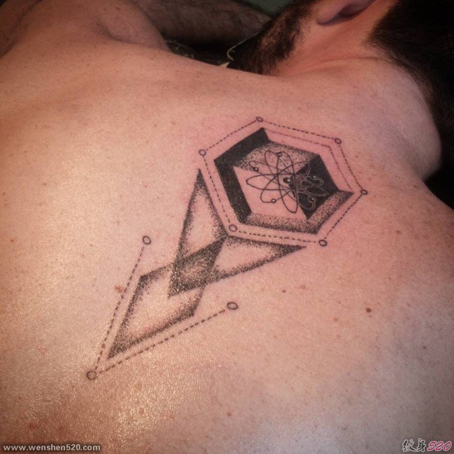 多款看起来很深奥的科学原子纹身图案