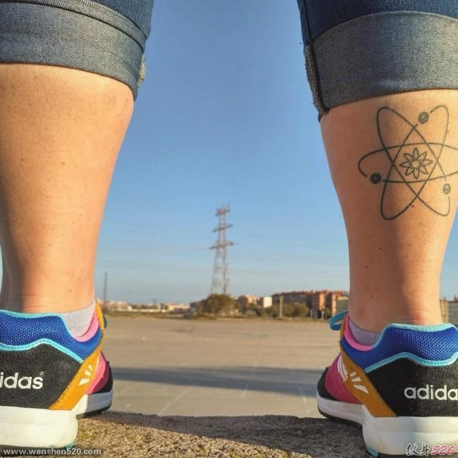 多款看起来很深奥的科学原子纹身图案