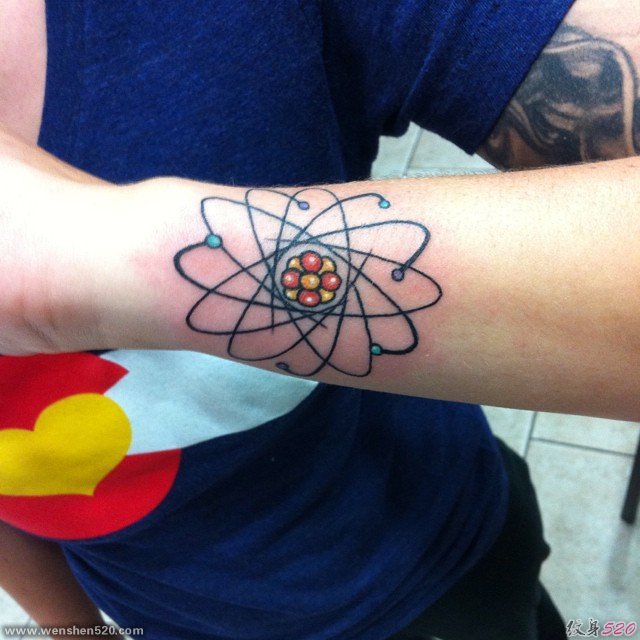 多款看起来很深奥的科学原子纹身图案