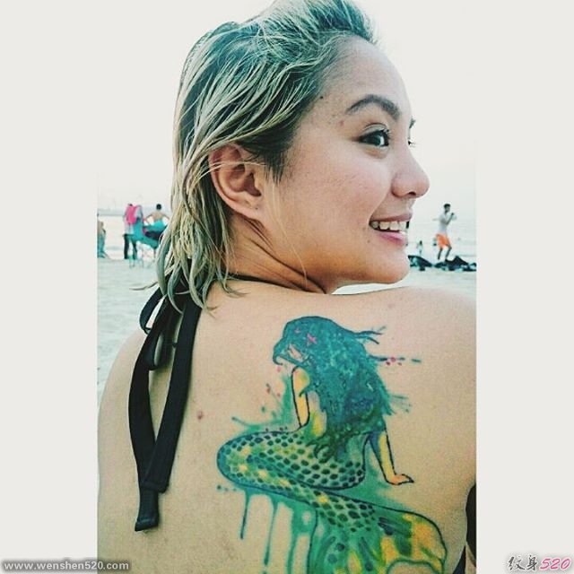 漂亮性感女孩身上美丽的美人鱼纹身图案