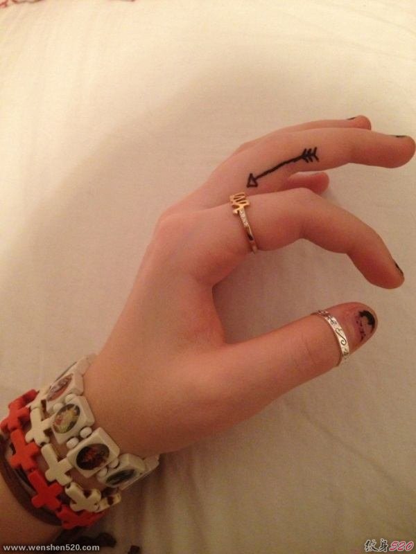 10款手指关节上精细的小纹身图案