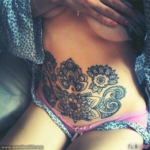 女孩子们性感腹部上漂亮的纹身图案