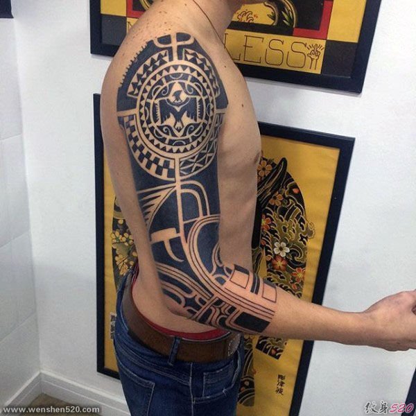 男性大臂膀上强健有力的黑色部落图腾纹身图案